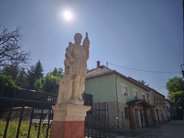 Szent Flórián szobra (Szent Rozália kápolnánál)