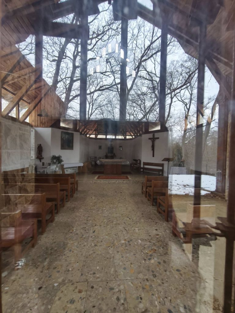 Sarlós Boldogasszony kápolna üvegen át