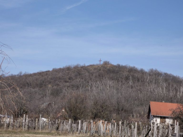 Csúcsos-hegy (268 m) kereszttel