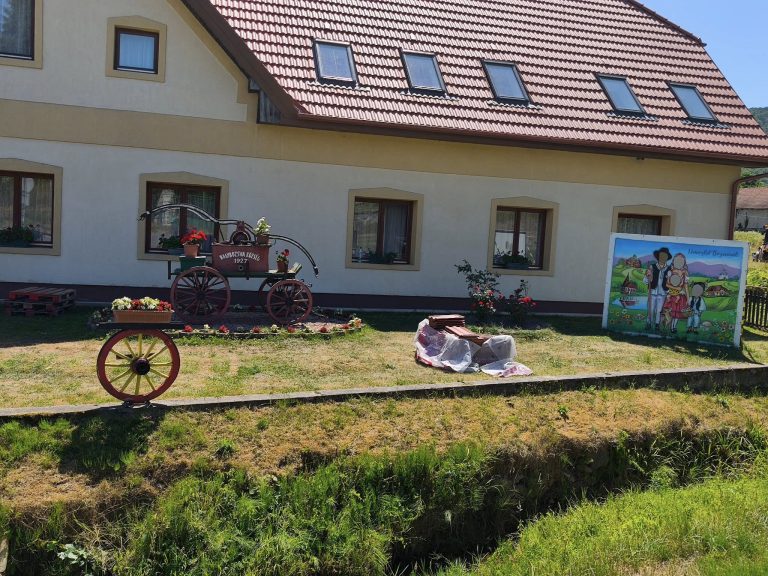 Bózsvai életkép a faluháznál