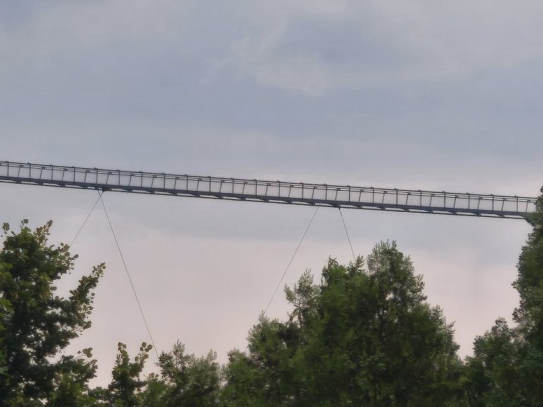 Nemzeti összetartozás hídja alulról
