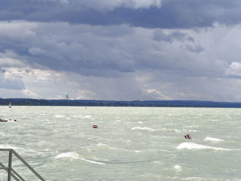 A kite-osok örültek a szélnek
