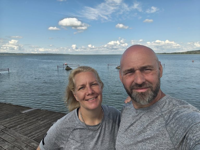 Háttal távolbanézés a Balatonnál