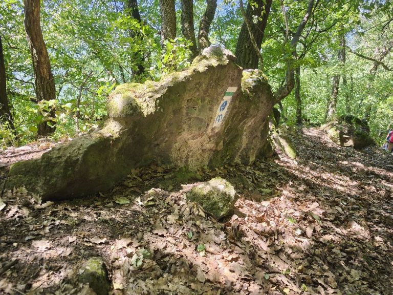 Turista jelzések a sziklán