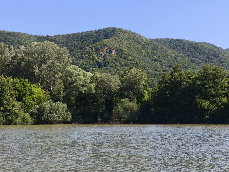 Róka szikla a Kerek-tó partjáról