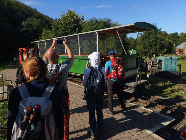 Mindenki izgatottan várja a beszállást