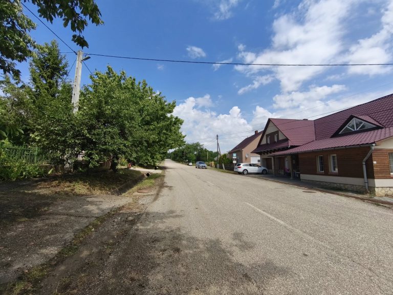 A bal oldali oszlopon, a meggyfa mögött van a Fancsali pecsét
