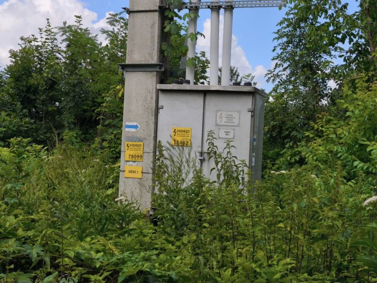 A letérő után a trafón a jelzés , de eltakarja a növényzet