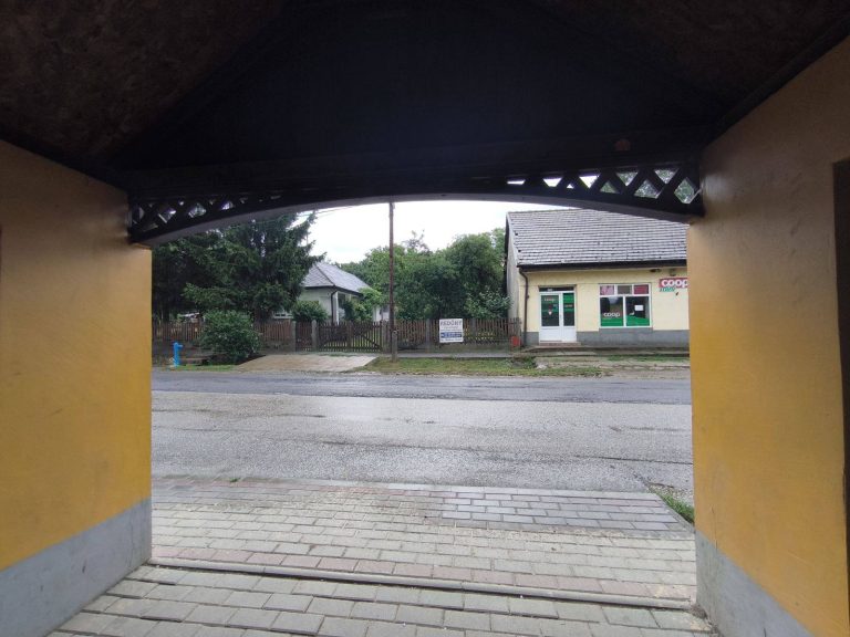 Baktakék buszmegállójában várjuk az eső végét