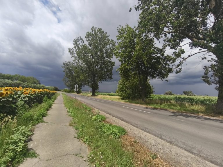 Bicikliúton vihar előtt Encs felé