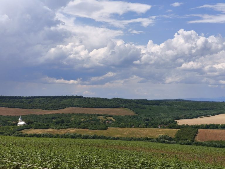 Abaújszolnok temploma a távolból