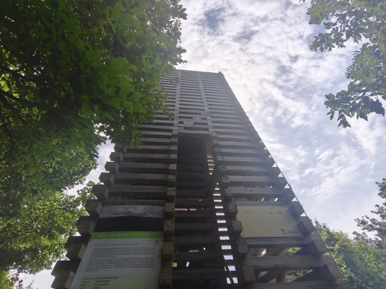 Bölcső-hegyi kilátó Jenga tornya