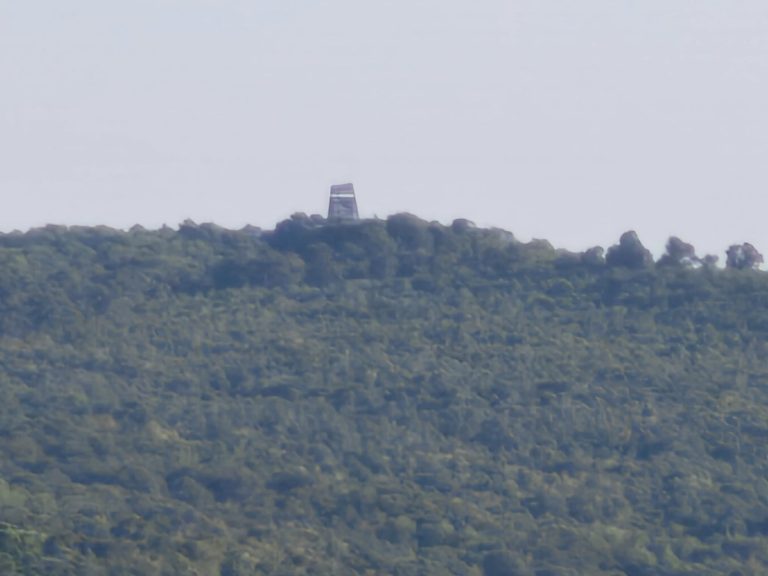 Távolban a Csergezán kilátó