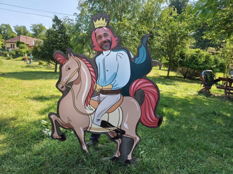 Jött a herceg fakó lovon