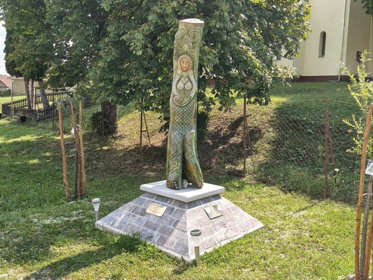 Tornabarakonyi szobor a templom előtt