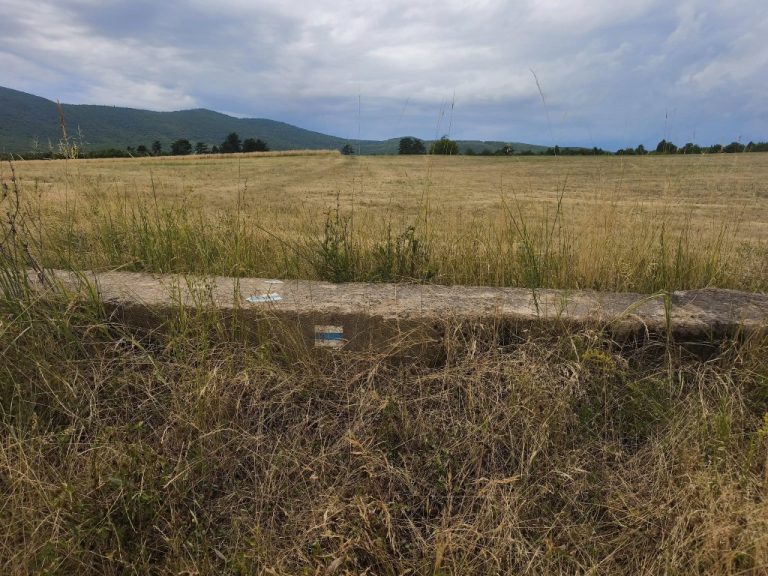 Kék jelzés a betonszalagon
