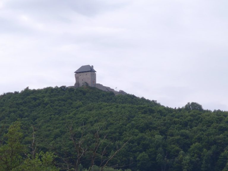 A rét aljából jól látszik a vár