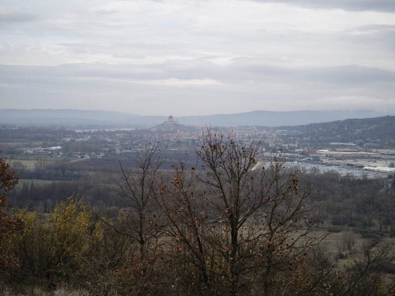 A távolban az esztergomi bazilika