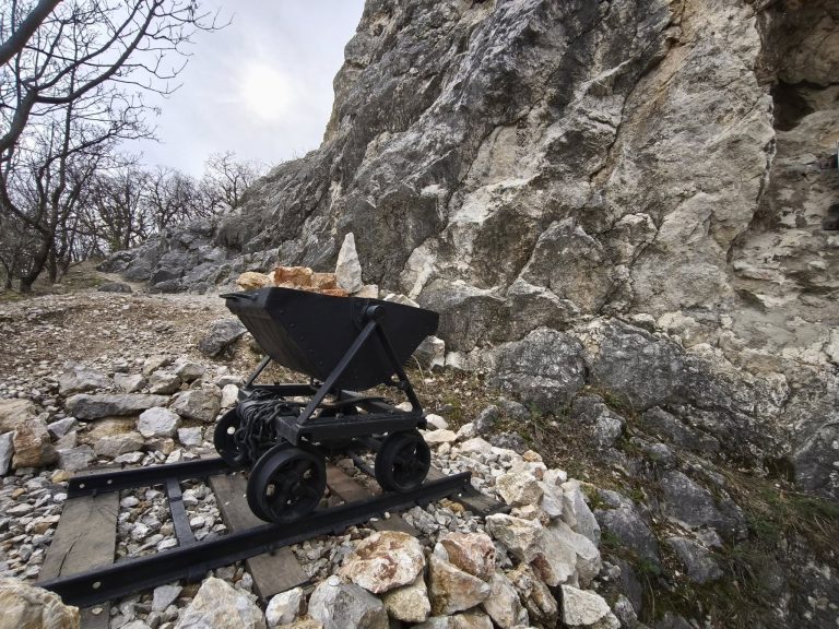 Csille a barlang bejárata előtt