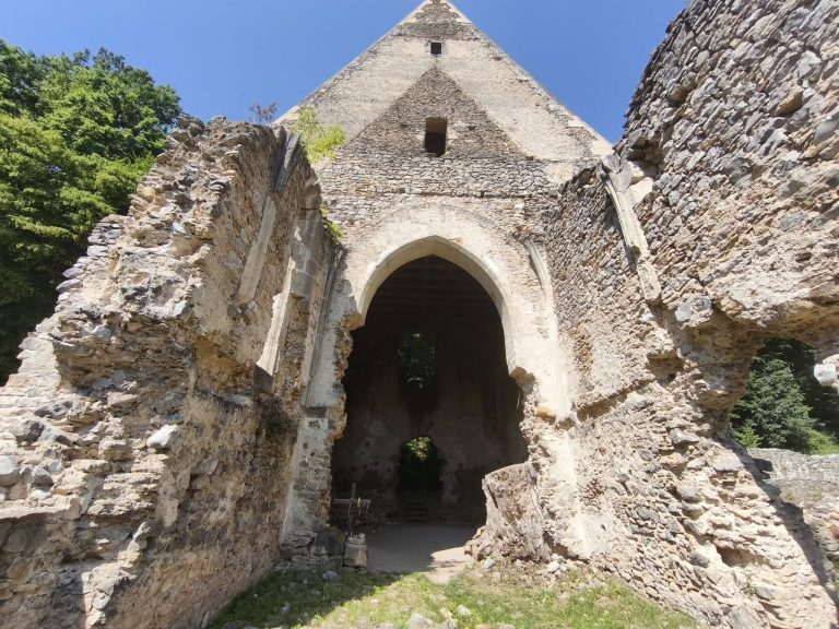 Kolostorrom elölről