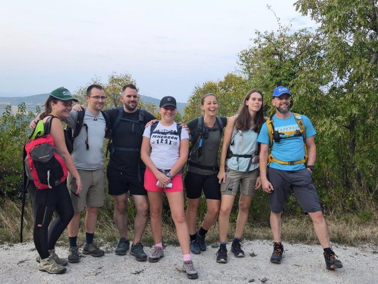 Tekergők túravezetők a Csanádi-pihenőnél: Dóri, Laci, Norbi, Bius, Zsófi, Luca, Gábor