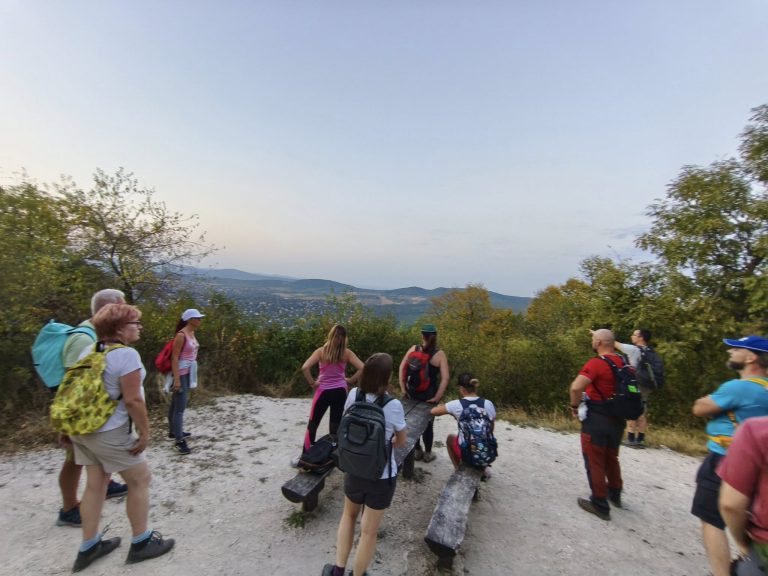 Mindenki feszülten figyel