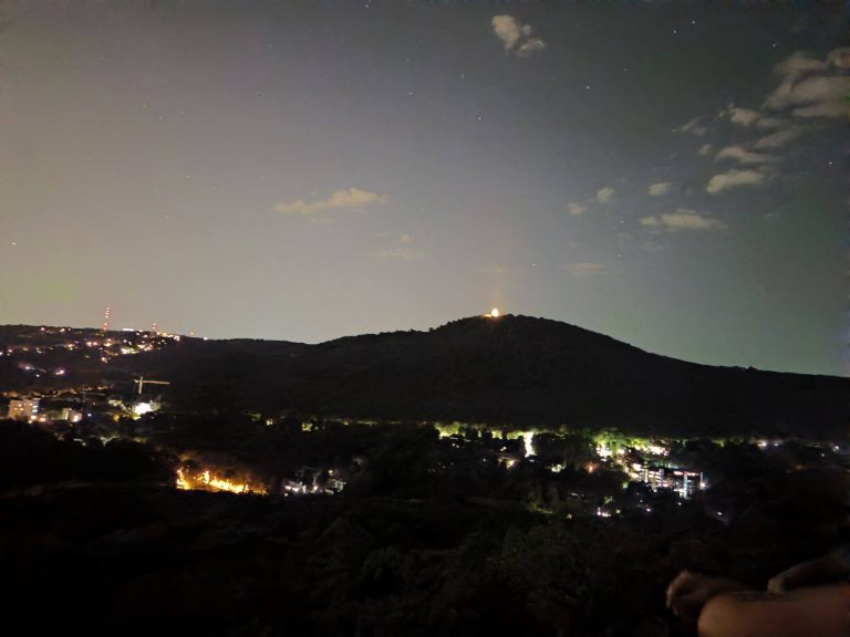 Távolban a hegy tetején a következő célpont