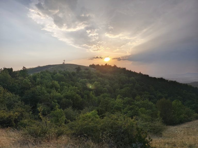 Ereszkedés a turistaház romja felé