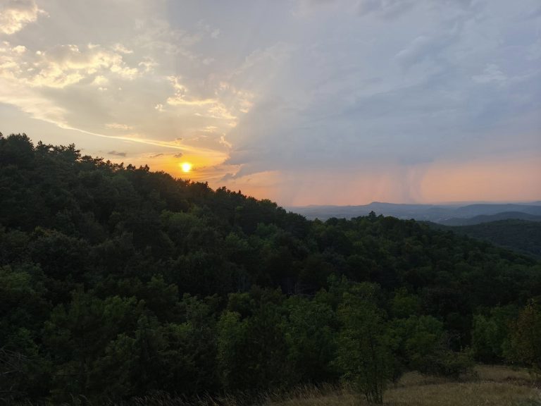 Innen is szép a naplemente esőfelhővel