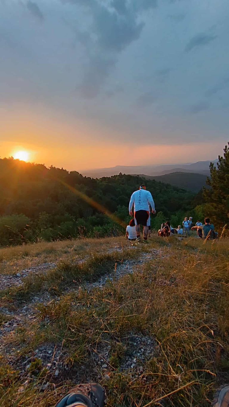 Az egész társaság az égboltot figyeli