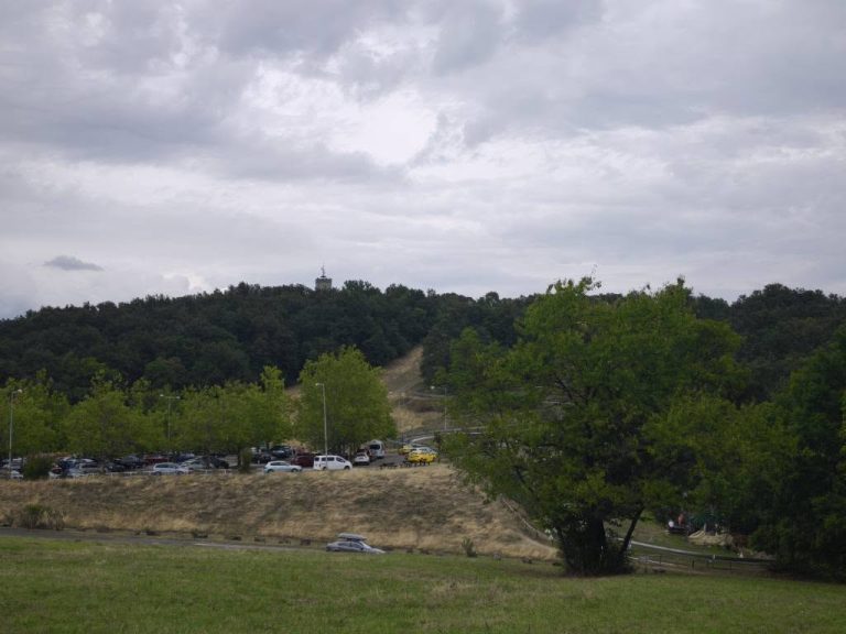 Nagy-Villám, háttérben a Zsitvay kilátó