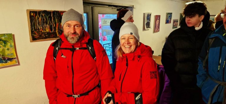 Indulás előtt mosolygósan