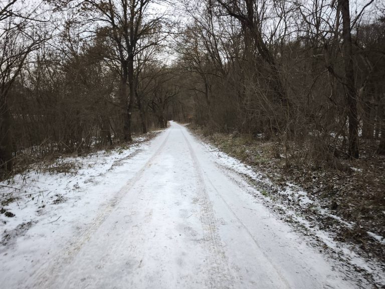 Csattogó-völgy elején friss hó van az úton