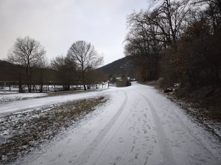 Balra a Csattogó-völgyi Üdülőházak területe