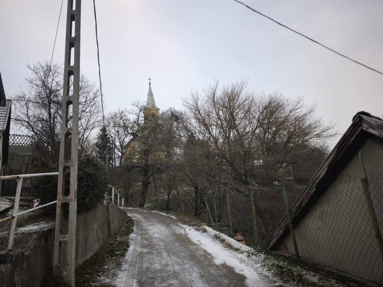 Indulás - a fák mögött megbújik a Szent András-templom