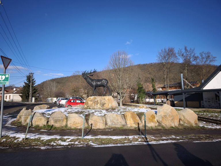 Csodaszarvas Kismaroson a kisvasút végállomása mellett