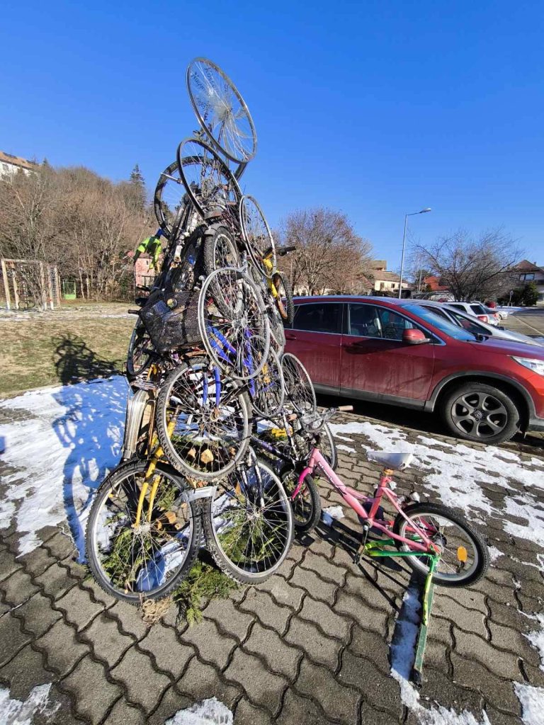 Bringás installáció a verőcei vasútállomásnál