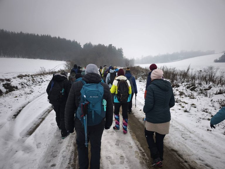 Köd és hó és színes ruhába öltözött túrázók