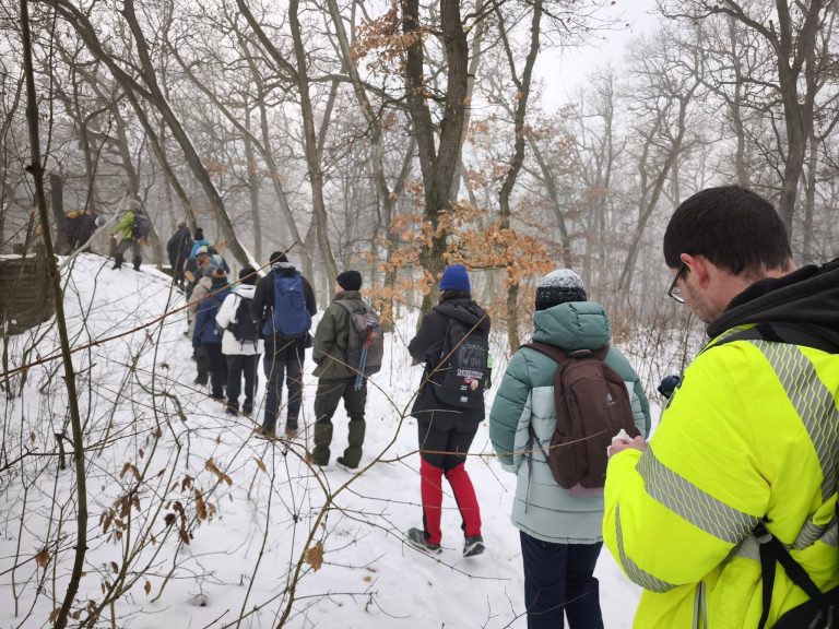 A kapu zárva, ezért meg kell mászni a kis dombot