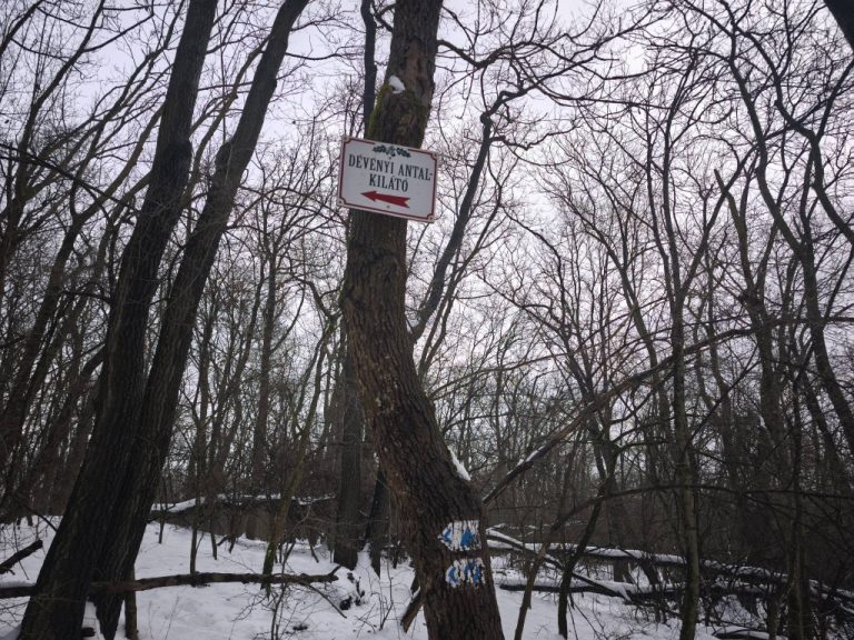 A tábla még kint van