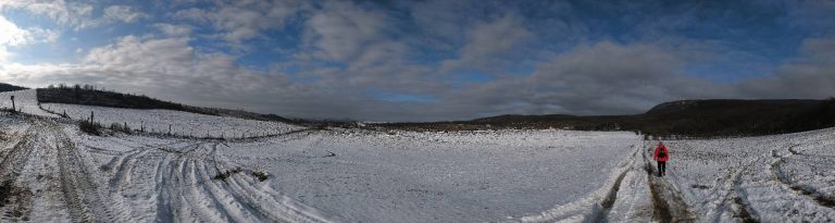 Panoráma a hóval fedett mezőről