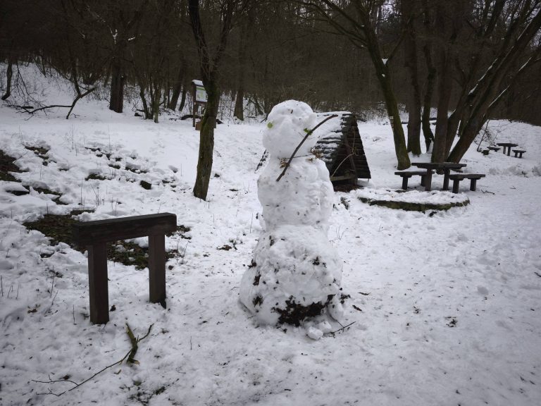 Pihenőhely hóemberrel