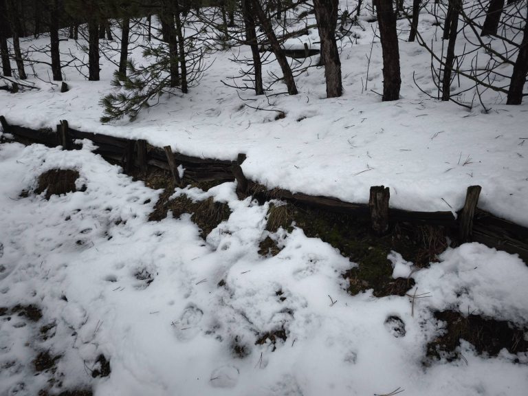 Az út mindkét oldalán támaszték véd az omlástól