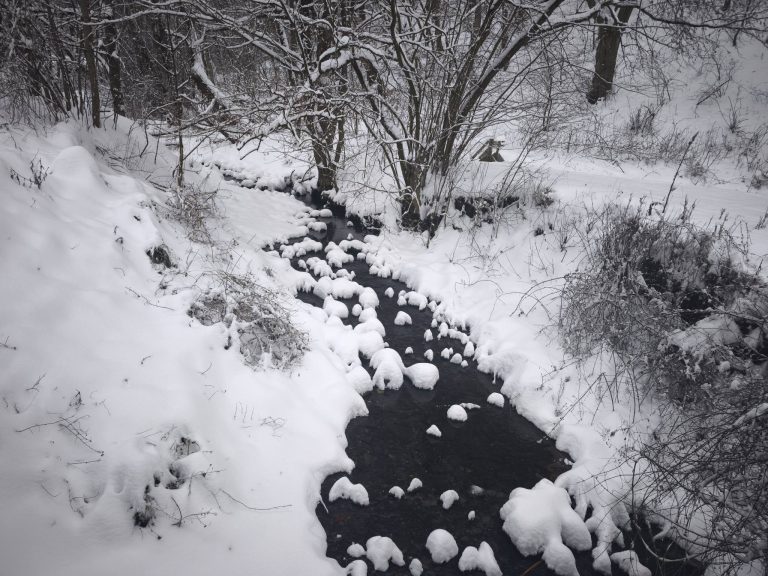 Szén-pataknál a köveken álló hó mókás formákat ad