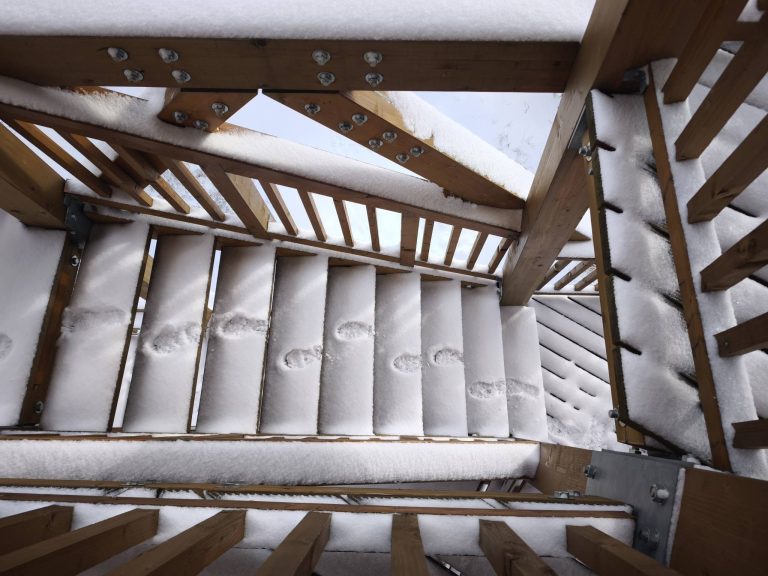 Otthagyjuk a nyomunkat a lépcsőkön