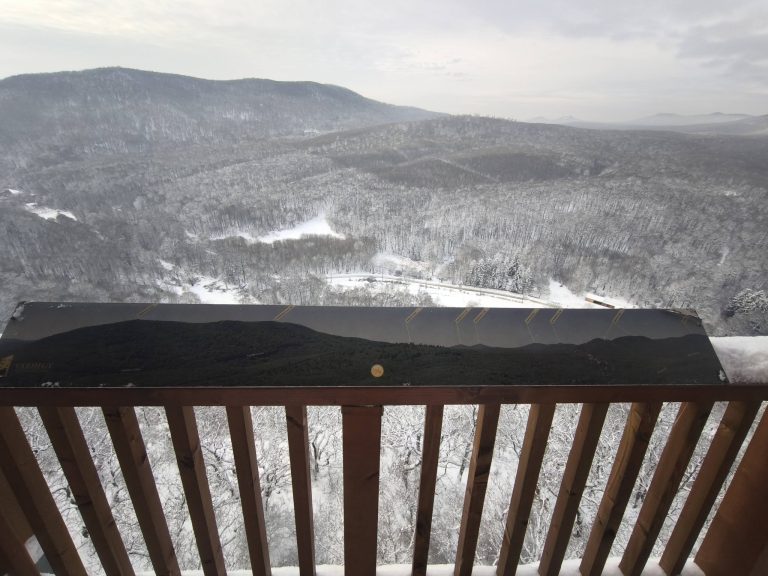 A kilátóban táblák segítik a tájékozódást