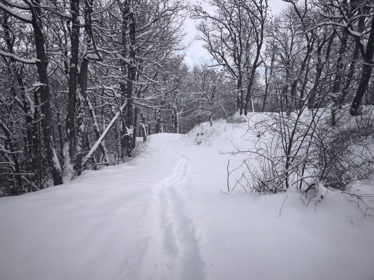 Fehér hó és fehér felhők - bár néha kibukkan az ég is