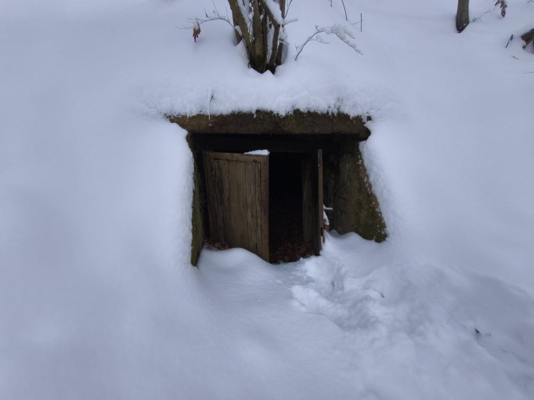 A volt Vasércbánya táró ajtaja nyitva, bentről mozgolódást hallottunk, inkább nem néztük meg, mi lehet...