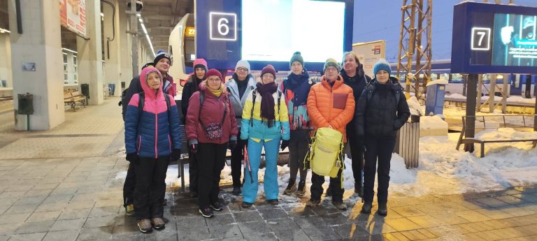 Indulásra kész a tömegközlekedéssel érkező csapat