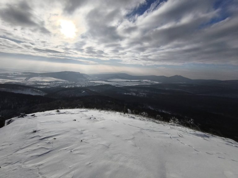 Lassan elbújik a nap a felhők mögé